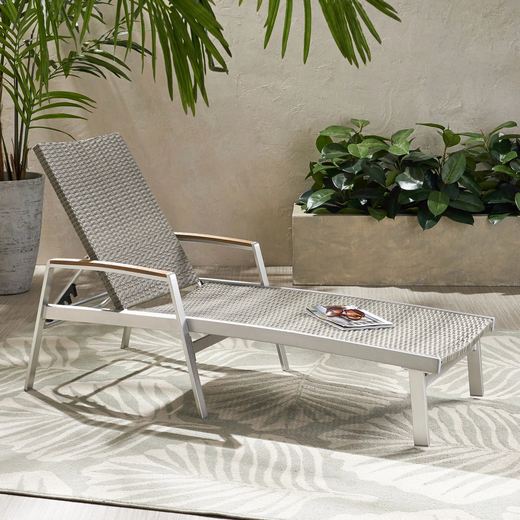 Outdoor Wicker and Aluminum Chaise Lounge U65784