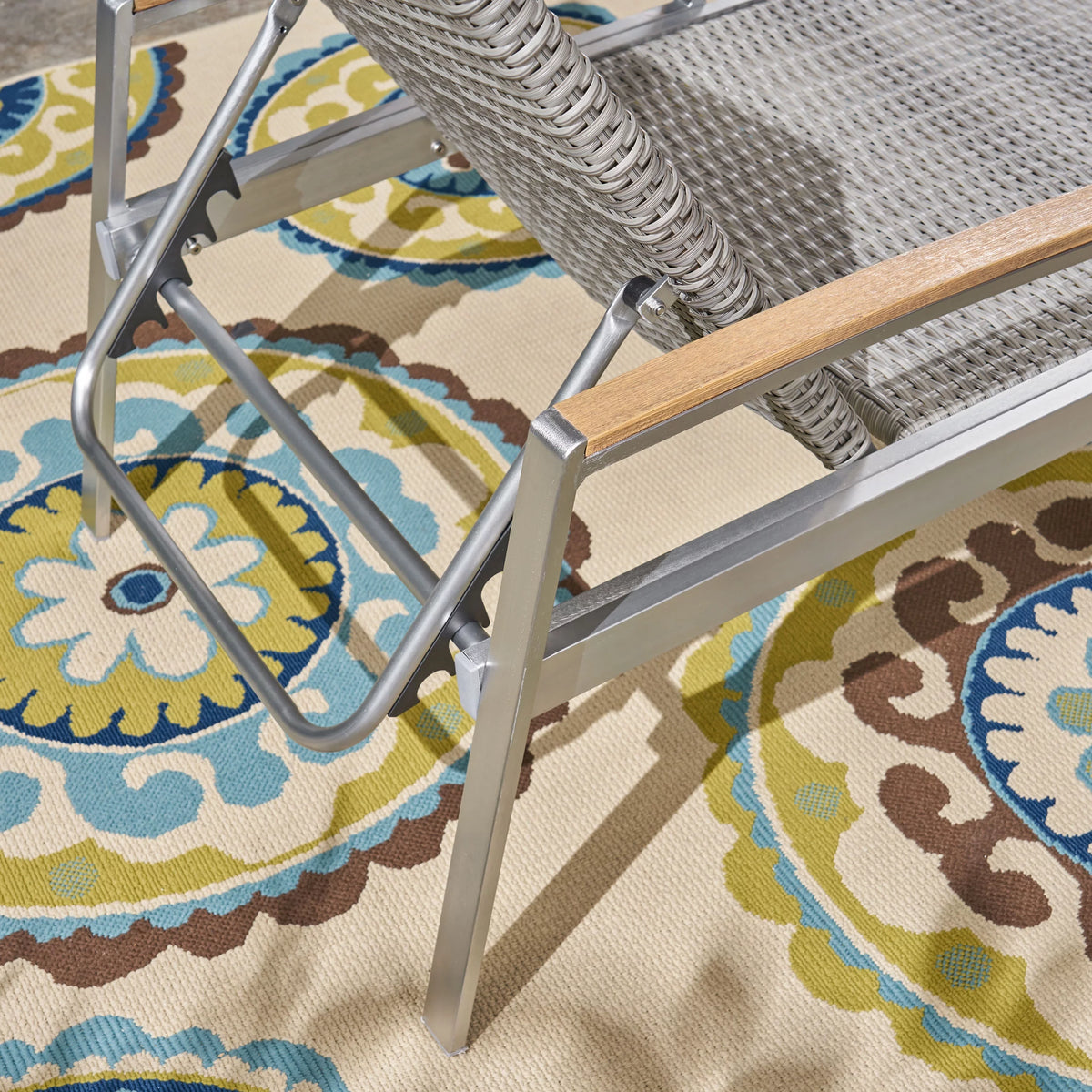 Outdoor Wicker and Aluminum Chaise Lounge U65784